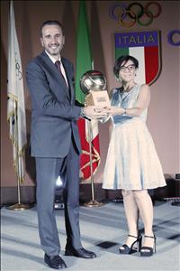 Fabrizio Pasquali, miglior arbitro della SuperLega UnipolSai 15/16, premiato dalla presidente De Micheli