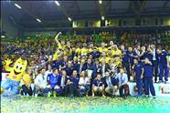 Squadra e staff di Azimut Modena festeggiano il trofeo