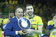 Petric riceve il premio Miglior Giocatore dall'Ad Legavolley Massimo Righi