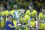 La Presidente di Lega Paola De Micheli consegna il trofeo a Petric